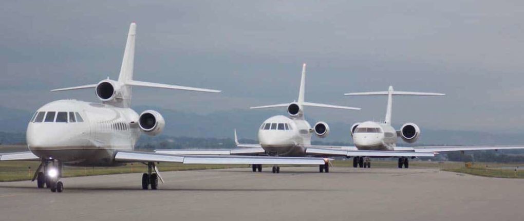 Image of 3 jets taxiing at FNL airport